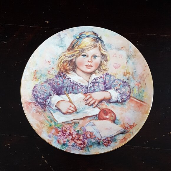 Wedgwood Wistful Mary Vickers Bone China Decorative Wall Plate - Picture 1 of 8